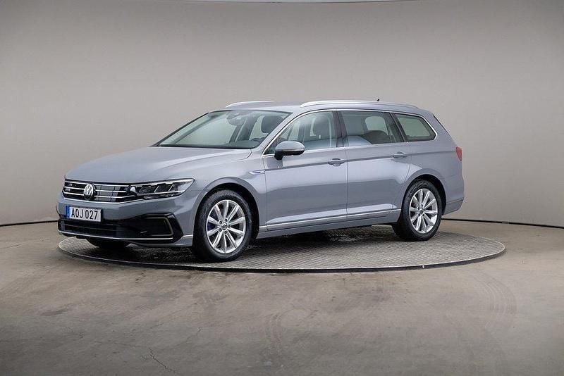 Grå Begagnad 2023 VW Passat GTE Kombi | 339 000 kr (Superpris) - Bild 1/4