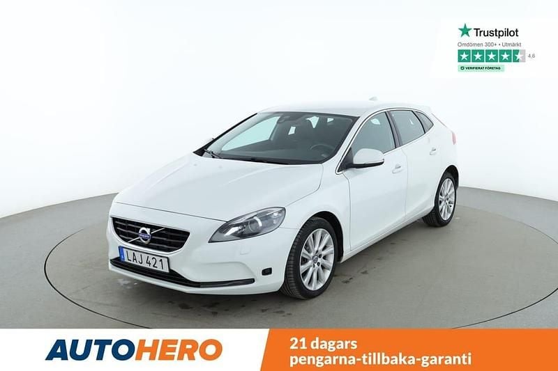 Vit Begagnad 2015 Volvo V40 Momentum Halvkombi | 149 000 kr (Bra pris) - Bild 1/4