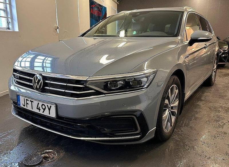 Grå Begagnad 2022 VW Passat Executive Kombi | 274 900 kr (Marknadspris) - Bild 1/4