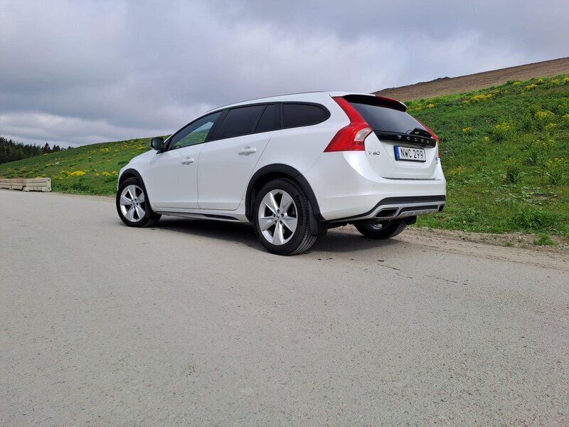 Vit Begagnad 2016 Volvo V60 CC Summum Kombi | 160 000 kr (Marknadspris) - Bild 1/4