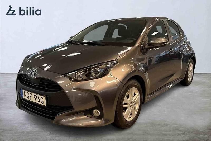 Grå Begagnad 2023 Toyota Yaris Hybrid Halvkombi | 209 900 kr (Bra pris) - Bild 1/1