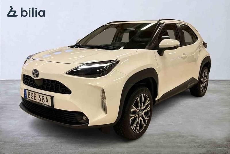 Vit Begagnad 2023 Toyota Yaris Cross SUV | 274 900 kr (Bra pris) - Bild 1/1