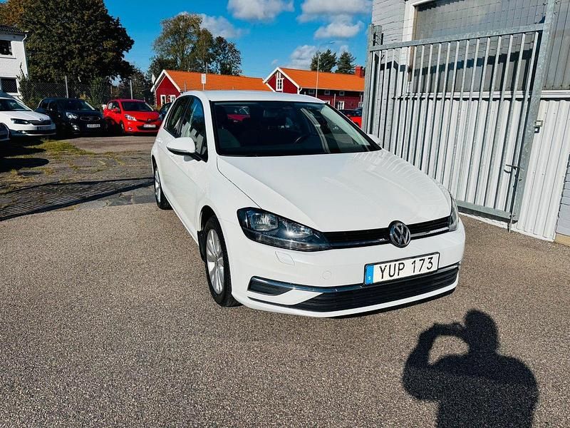 Vit Begagnad 2017 VW Golf VII Halvkombi | 119 900 kr (Marknadspris) - Bild 1/4