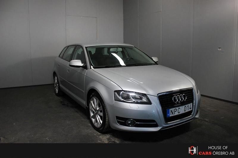 Silver Begagnad 2012 Audi A3 Sportback Comfort Halvkombi | 77 900 kr (Marknadspris) - Bild 1/4