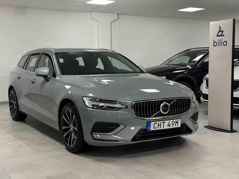 Grå Begagnad 2024 Volvo V60 Kombi | 429 900 kr (Lite dyr) - Bild 1/1
