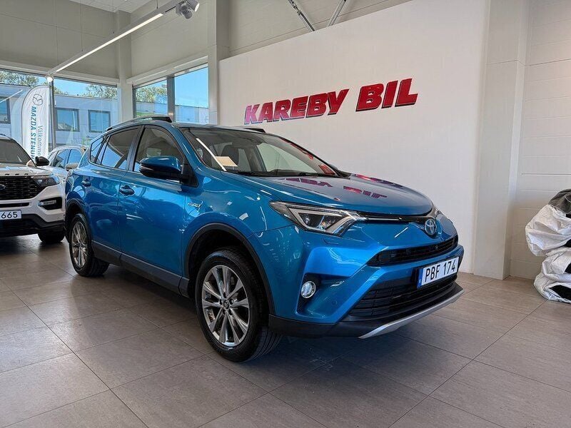 Blå Begagnad 2016 Toyota RAV4 Hybrid Executive SUV | 208 900 kr (Marknadspris) - Bild 1/4