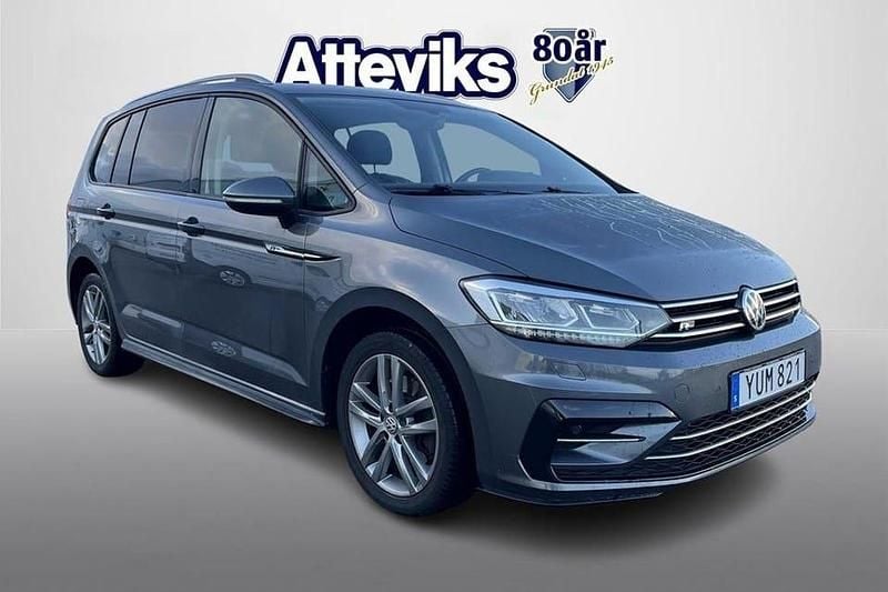 Mörkgrå Begagnad 2018 VW Touran R-line Minibuss | 269 800 kr (Marknadspris) - Bild 1/4