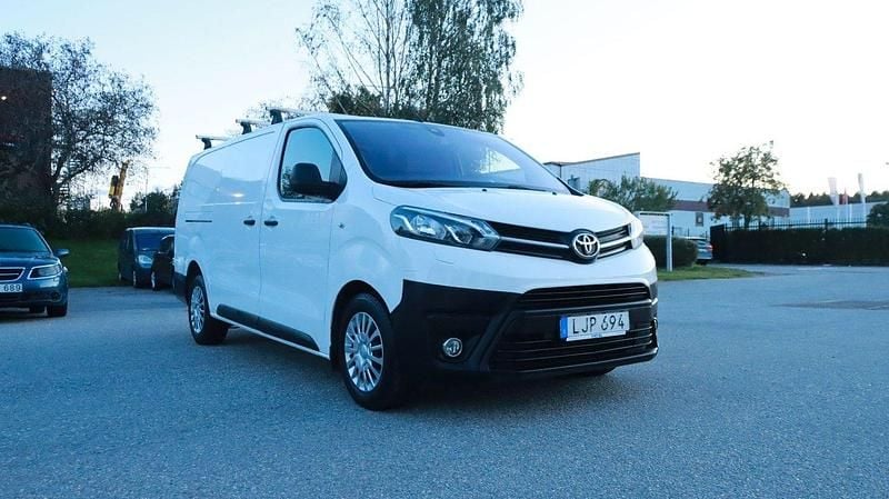 Vit Begagnad 2017 Toyota Proace Comfort Van | 124 700 kr (Superpris) - Bild 1/4