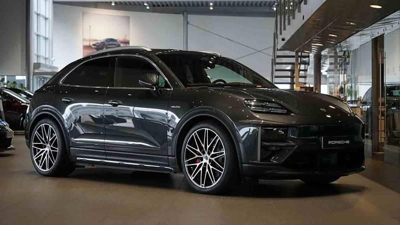 Grå Begagnad 2025 Porsche Macan Turbo SUV | 1 195 000 kr - Bild 1/1