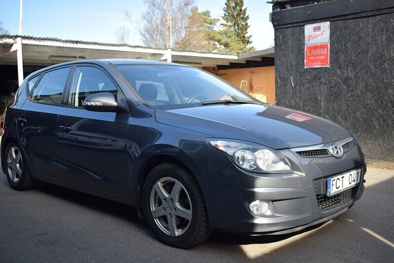 Grå Begagnad 2009 Hyundai i30 Halvkombi | 47 900 kr (Marknadspris) - Bild 1/4