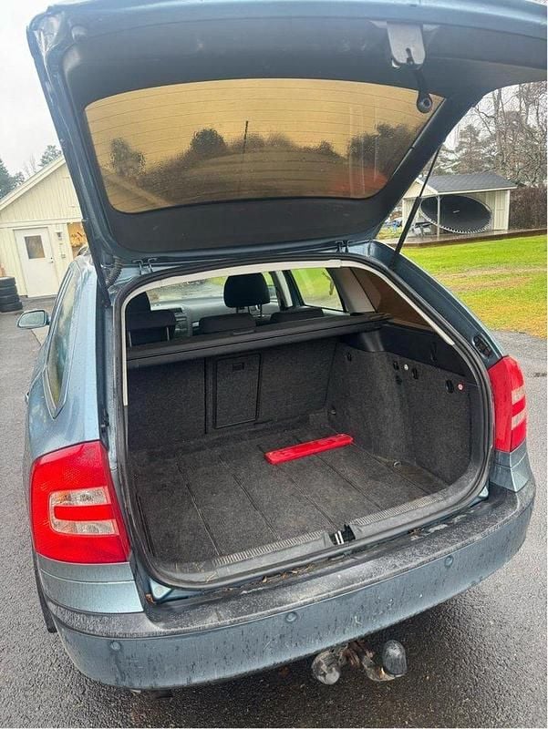 Grå Begagnad 2008 Skoda Octavia Kombi | 29 500 kr (Marknadspris) - Bild 1/4