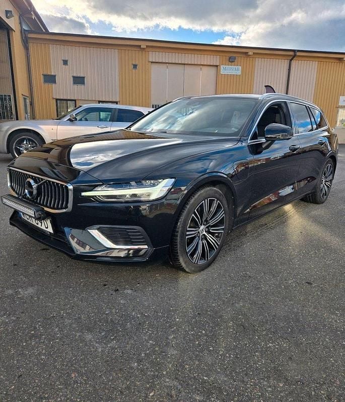 Svart Begagnad 2022 Volvo V60 Kombi | 309 900 kr (Marknadspris) - Bild 1/4