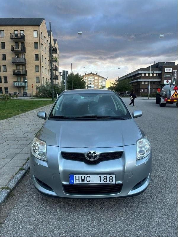 Grå Begagnad 2008 Toyota Auris Halvkombi | 44 900 kr (Marknadspris) - Bild 1/4