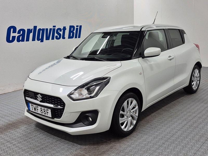 Vit (vit metallic) Begagnad 2023 Suzuki Swift Halvkombi | 174 000 kr (Bra pris) - Bild 1/4