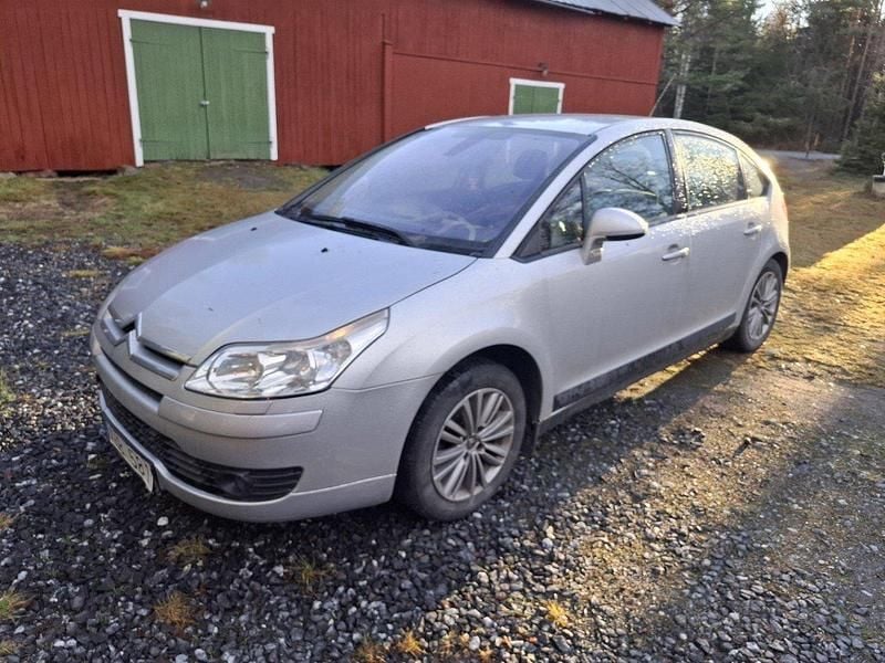 Silver Begagnad 2006 Citroën C4 Halvkombi | 16 000 kr (Bra pris) - Bild 1/4