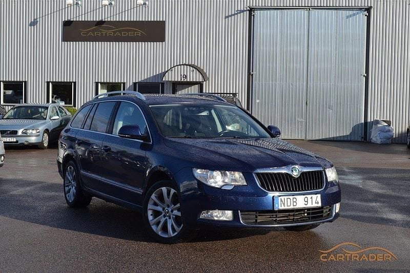 Mörkblå (blå) Begagnad 2013 Skoda Superb Ambition Kombi | 63 900 kr (Marknadspris) - Bild 1/4