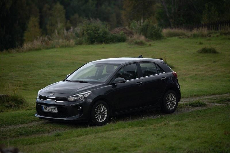 Grå Begagnad 2019 Kia Rio 2 Halvkombi | 125 000 kr (Superpris) - Bild 1/4