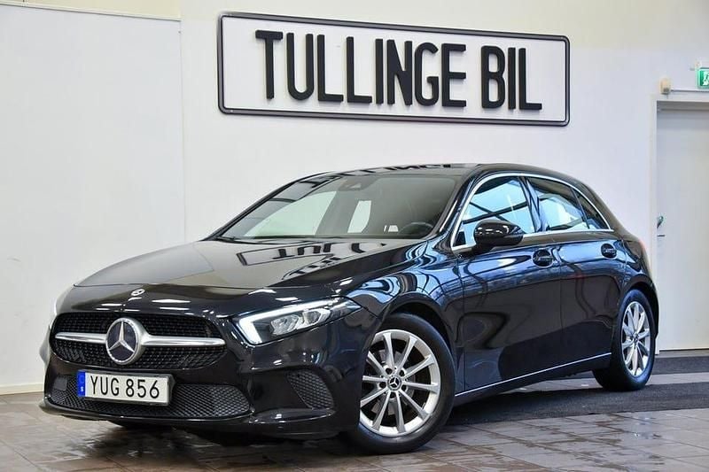 Svart Begagnad 2018 Mercedes A180 Halvkombi | 209 900 kr (Bra pris) - Bild 1/4