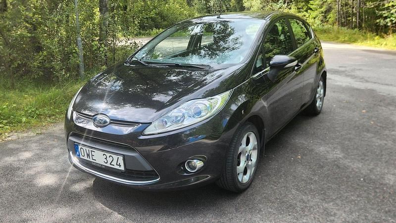 Svart Begagnad 2011 Ford Fiesta Titanium Halvkombi | 35 900 kr (Marknadspris) - Bild 1/4