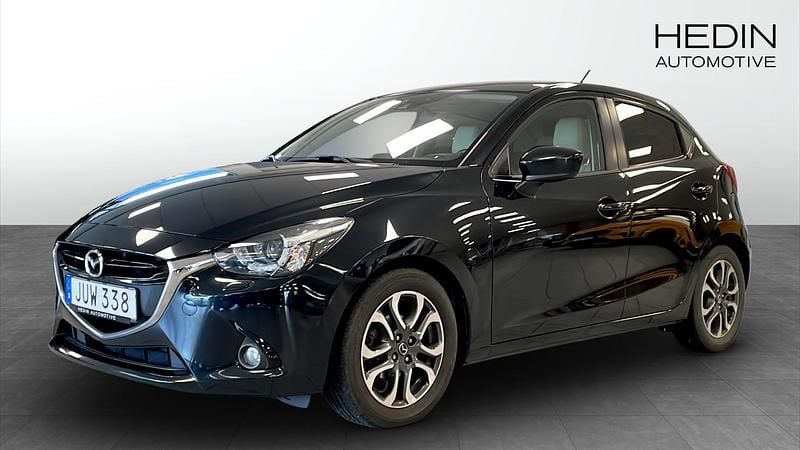 Svart (black) Begagnad 2016 Mazda 2 Optimum Halvkombi | 89 900 kr (Marknadspris) - Bild 1/4