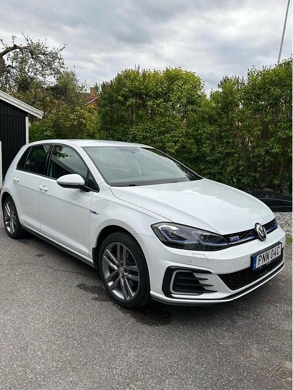Begagnad 2020 VW Golf VIII GTE Halvkombi | 209 000 kr (Superpris) - Bild 1/4