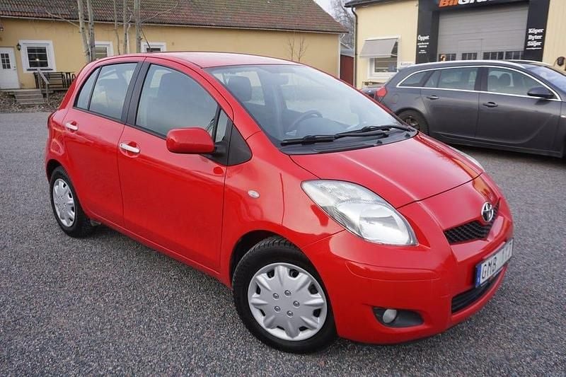 Röd Begagnad 2010 Toyota Yaris Halvkombi | 49 900 kr (Marknadspris) - Bild 1/4