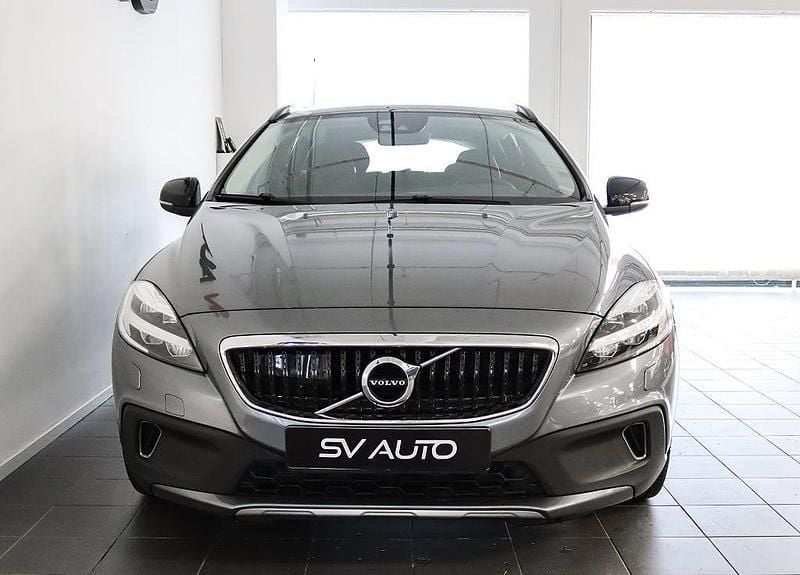 Begagnad Volvo V40 Momentum 150 HK (110 kW) 2019 Grå Halvkombi