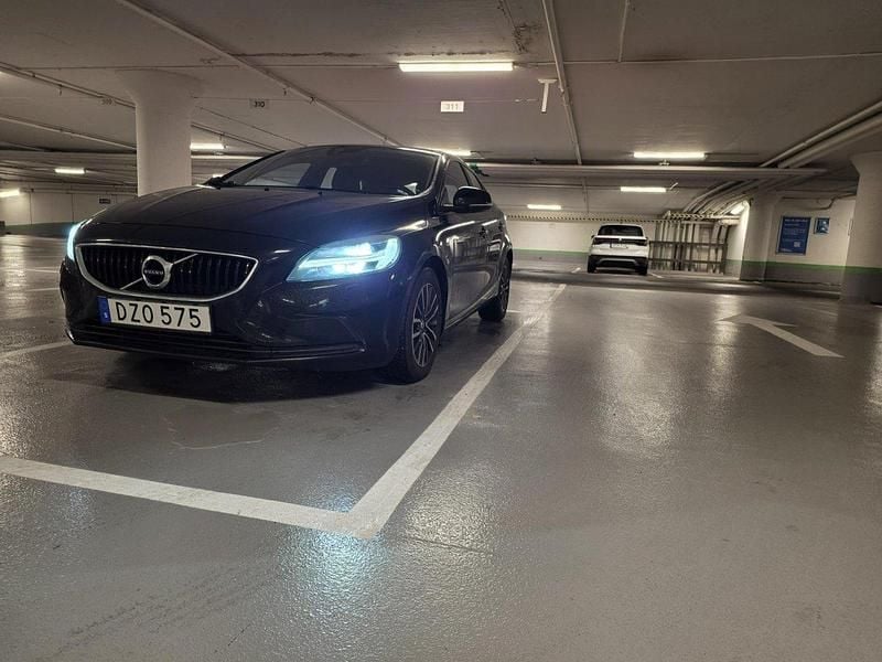 Svart Begagnad 2017 Volvo V40 Momentum Kombi | 119 000 kr (Bra pris) - Bild 1/4