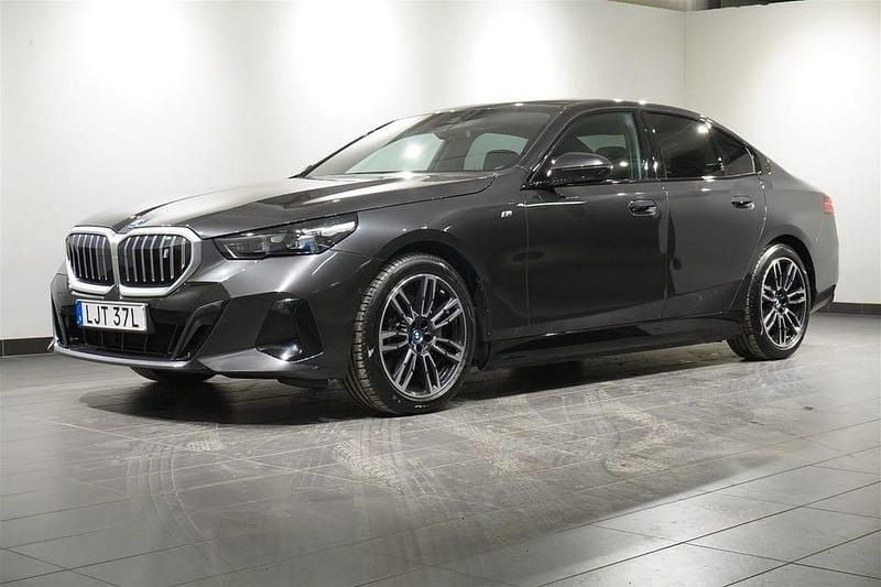 Grå Begagnad 2024 BMW i5 M Sport Sedan | 579 500 kr (Bra pris) - Bild 1/4