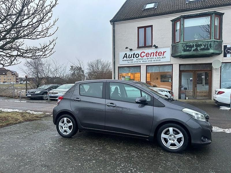 Begagnad Toyota Yaris Active 90 HK (66 kW) 2012 Grå Halvkombi