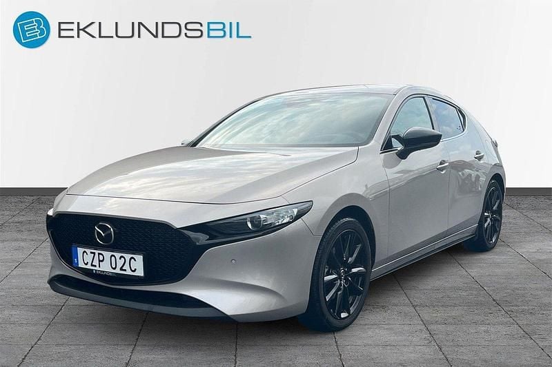 Brun Begagnad 2023 Mazda 3 Homura-Line Halvkombi | 309 900 kr (Marknadspris) - Bild 1/4