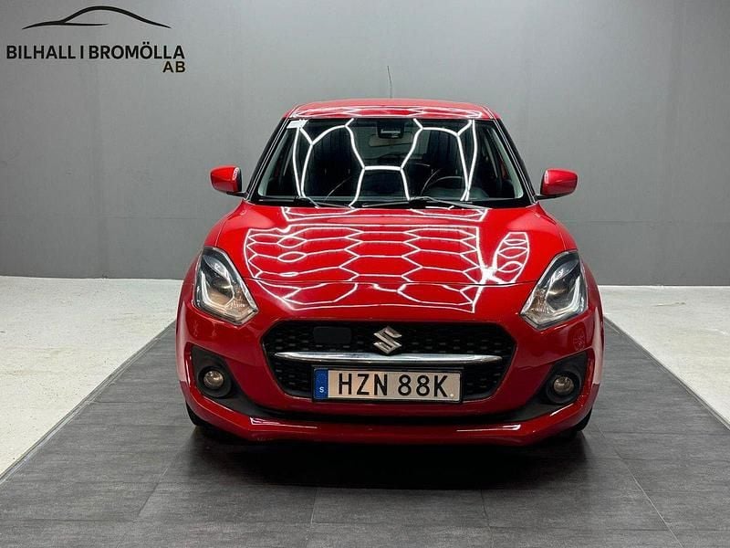 Röd Begagnad 2021 Suzuki Swift Halvkombi | 129 900 kr (Superpris) - Bild 1/4