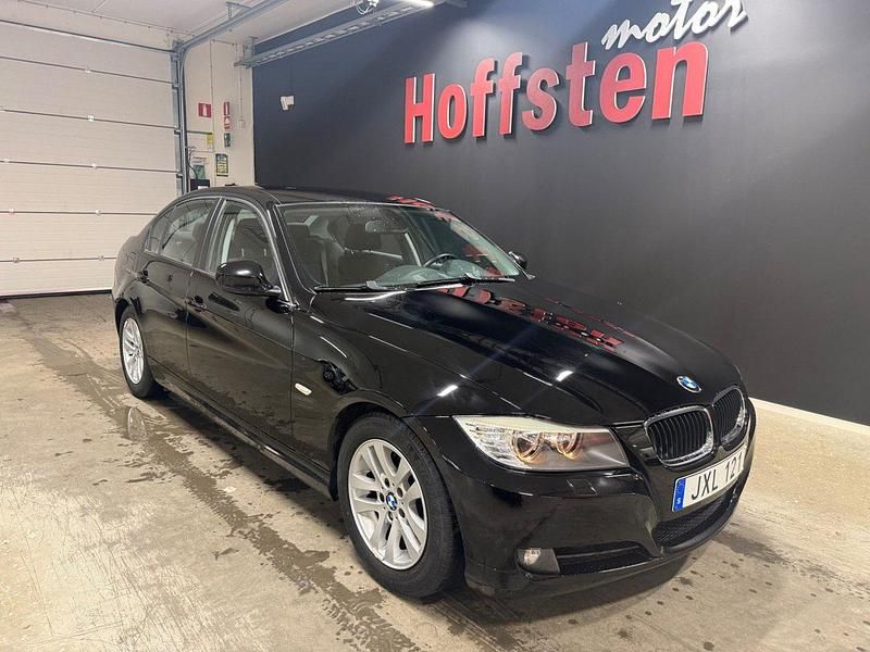 Svart Begagnad 2009 BMW 320 Comfort Edition Sedan | 89 900 kr (Lite dyr) - Bild 1/4