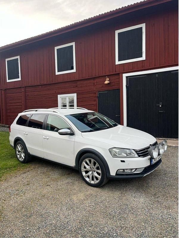 Vit Begagnad 2013 VW Passat Alltrack Kombi | 69 000 kr (Marknadspris) - Bild 1/3