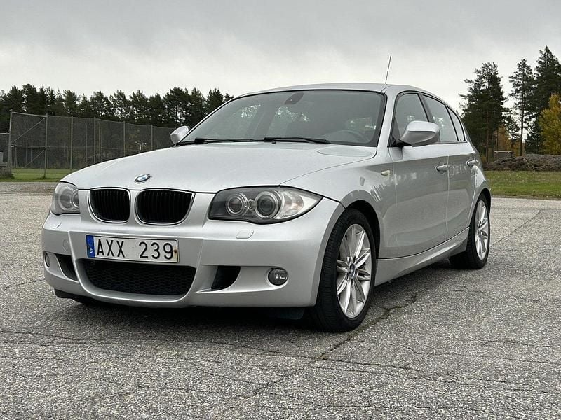 Grå Begagnad 2010 BMW 120 Advantage Halvkombi | 79 500 kr (Marknadspris) - Bild 1/4