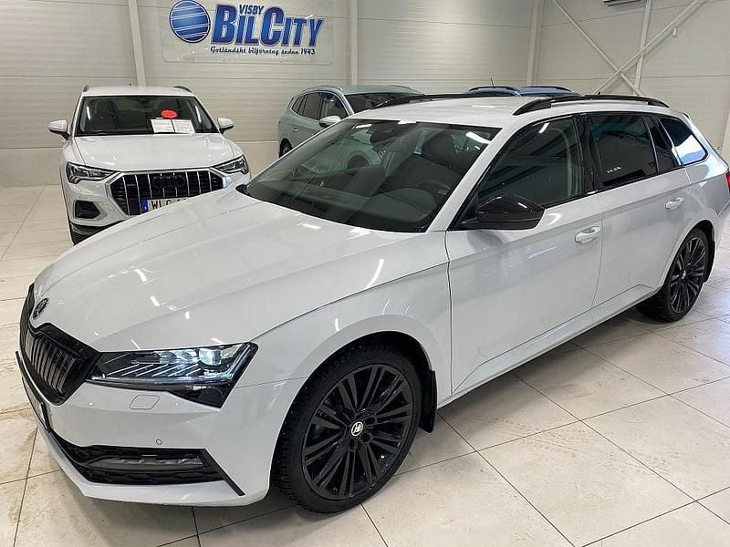 Vit Begagnad 2023 Skoda Superb Kombi | 379 900 kr (Marknadspris) - Bild 1/4