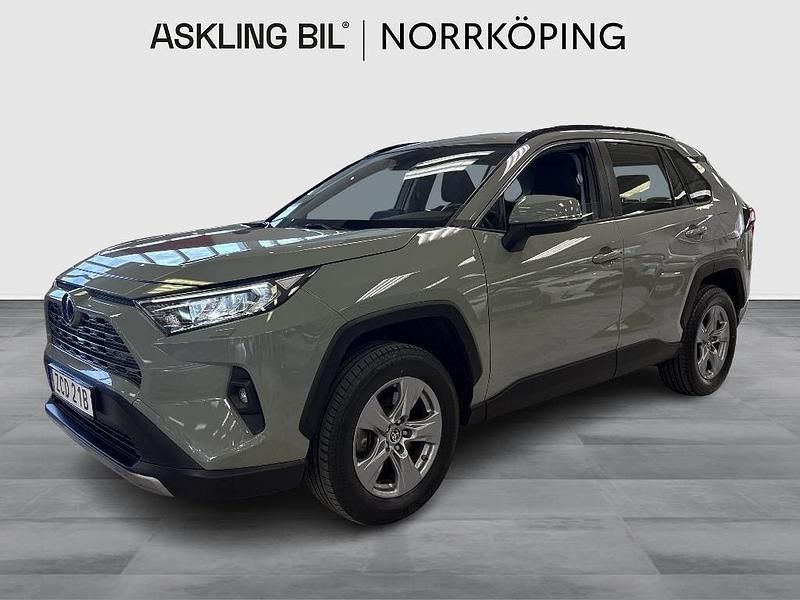 Grön Begagnad 2022 Toyota RAV4 Hybrid Active SUV | 359 000 kr (Marknadspris) - Bild 1/4