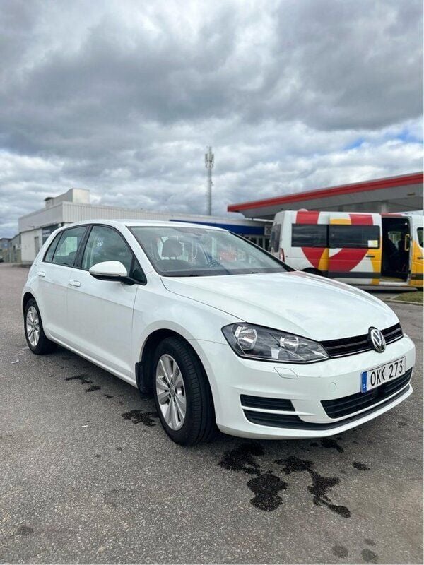 Vit Begagnad 2017 VW Golf VII Halvkombi | 125 000 kr (Marknadspris) - Bild 1/4