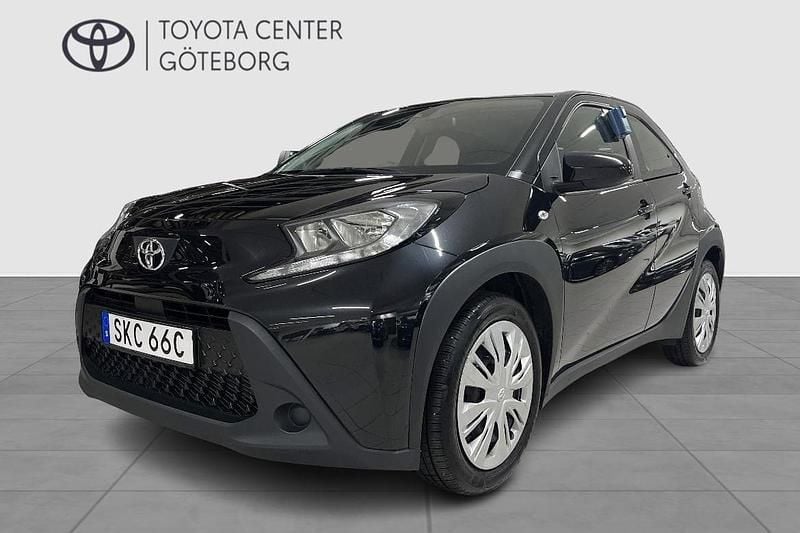 Svart Begagnad 2022 Toyota Aygo X Play SUV | 169 900 kr (Marknadspris) - Bild 1/4
