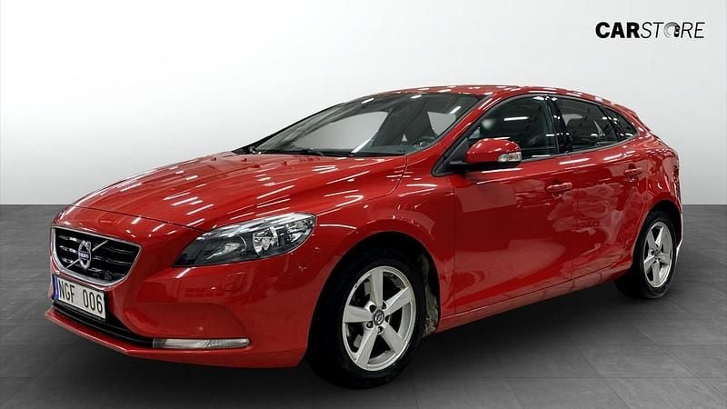 Begagnad Volvo V40 Kinetic 150 HK (110 kW) 2013 Röd Halvkombi