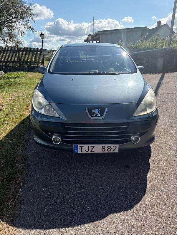 Grå Begagnad 2007 Peugeot 307 Halvkombi | 21 500 kr (Marknadspris) - Bild 1/4