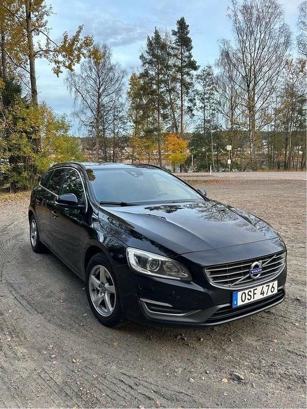Svart Begagnad 2015 Volvo V60 Momentum Kombi | 126 000 kr (Marknadspris) - Bild 1/4