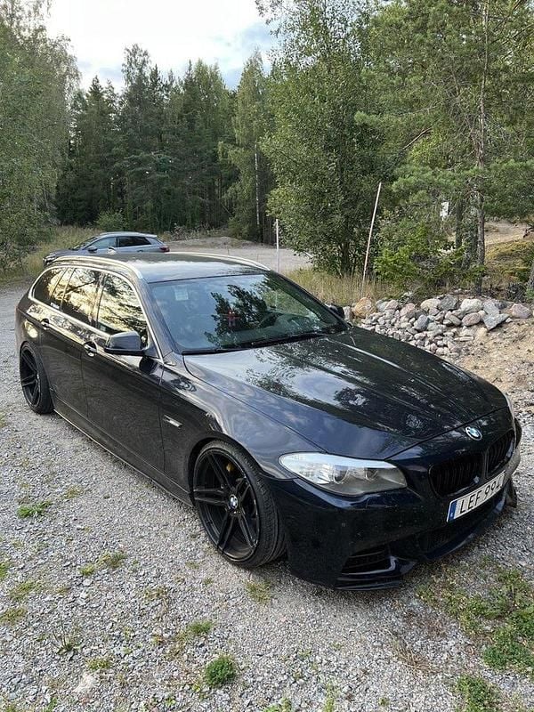 Svart Begagnad 2011 BMW 525 M Sport Kombi | 115 000 kr - Bild 1/4