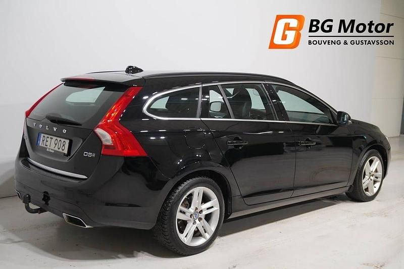 Begagnad Volvo V60 Momentum 231 HK (169 kW) 2016 Svart Kombi