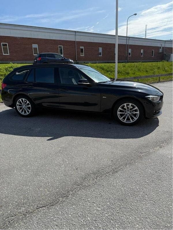 Svart Begagnad 2018 BMW 320 Sport Line Kombi | 145 000 kr (Superpris) - Bild 1/4