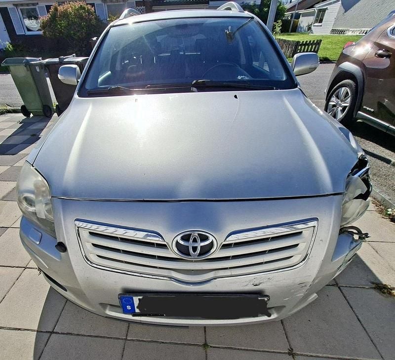 Silver Begagnad 2008 Toyota Avensis Kombi | 11 000 kr (Bra pris) - Bild 1/4