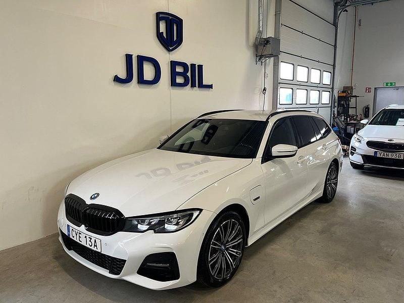 Vit Begagnad 2022 BMW 330e M Sport Kombi | 354 800 kr (Marknadspris) - Bild 1/4