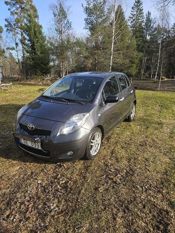 Grå Begagnad 2011 Toyota Yaris Halvkombi | 53 000 kr (Marknadspris) - Bild 1/3
