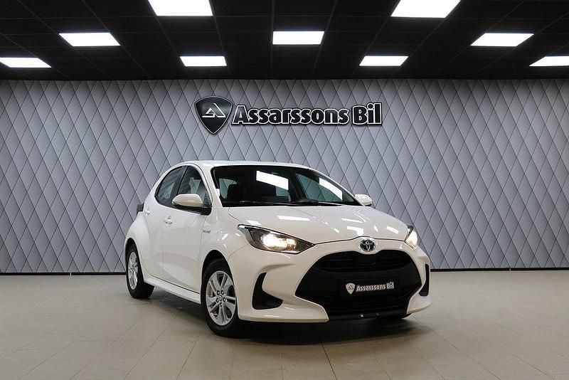 Vit Begagnad 2021 Toyota Yaris Hybrid Active Halvkombi | 169 900 kr (Marknadspris) - Bild 1/4