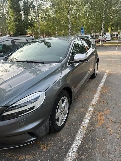 Grå Begagnad 2019 Volvo V40 R-Design Kombi | 170 000 kr (Marknadspris) - Bild 1/4